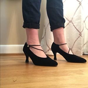 Vintage velvet strappy classic pump heel